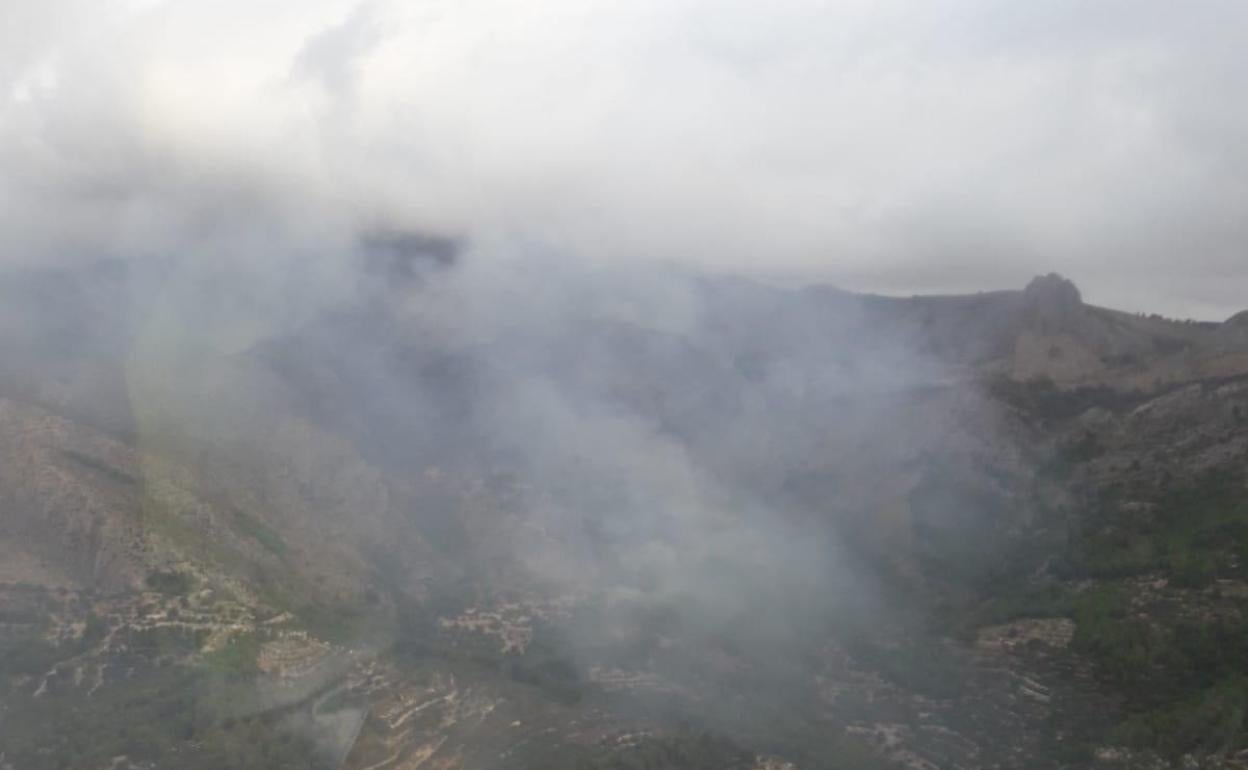 Imagen aérea esta mañana del incendio que afecta a la Serrella de Benimantell. 