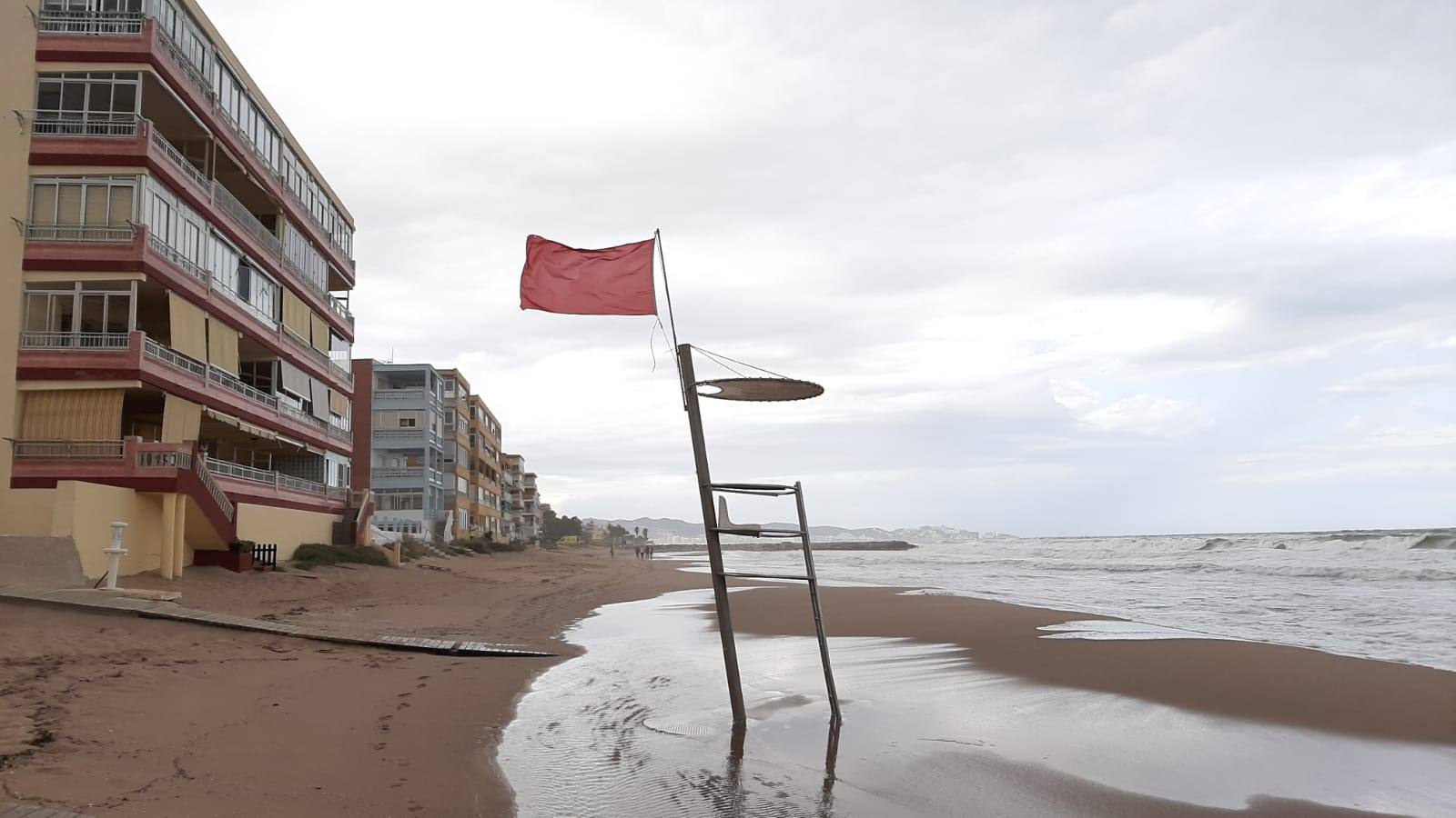 La bandera roja ondea en buena parte del litoral de la Comunitat y los vecinos de la Devesa reclaman arrecifes y escolleras de defensa