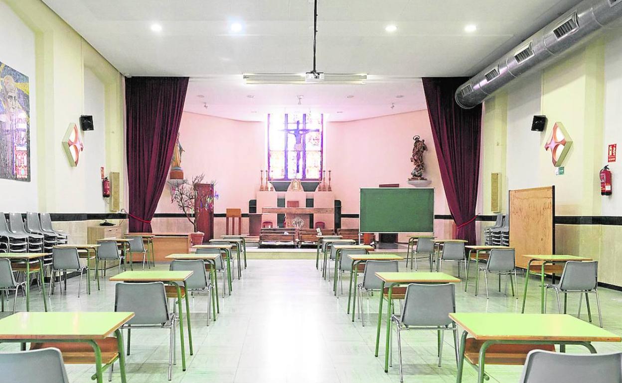 Capilla del colegio Pío XII de Valencia, habilitada como aula y con las mesas separadas. 