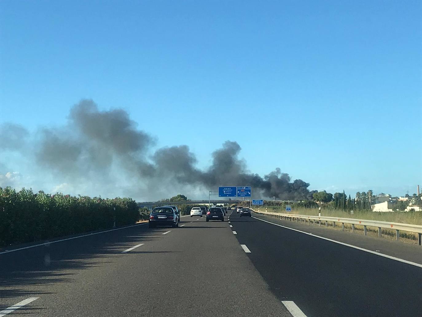 Fotos: Incendio en una fábrica de ferralla del polígono El Romaní de Sollana