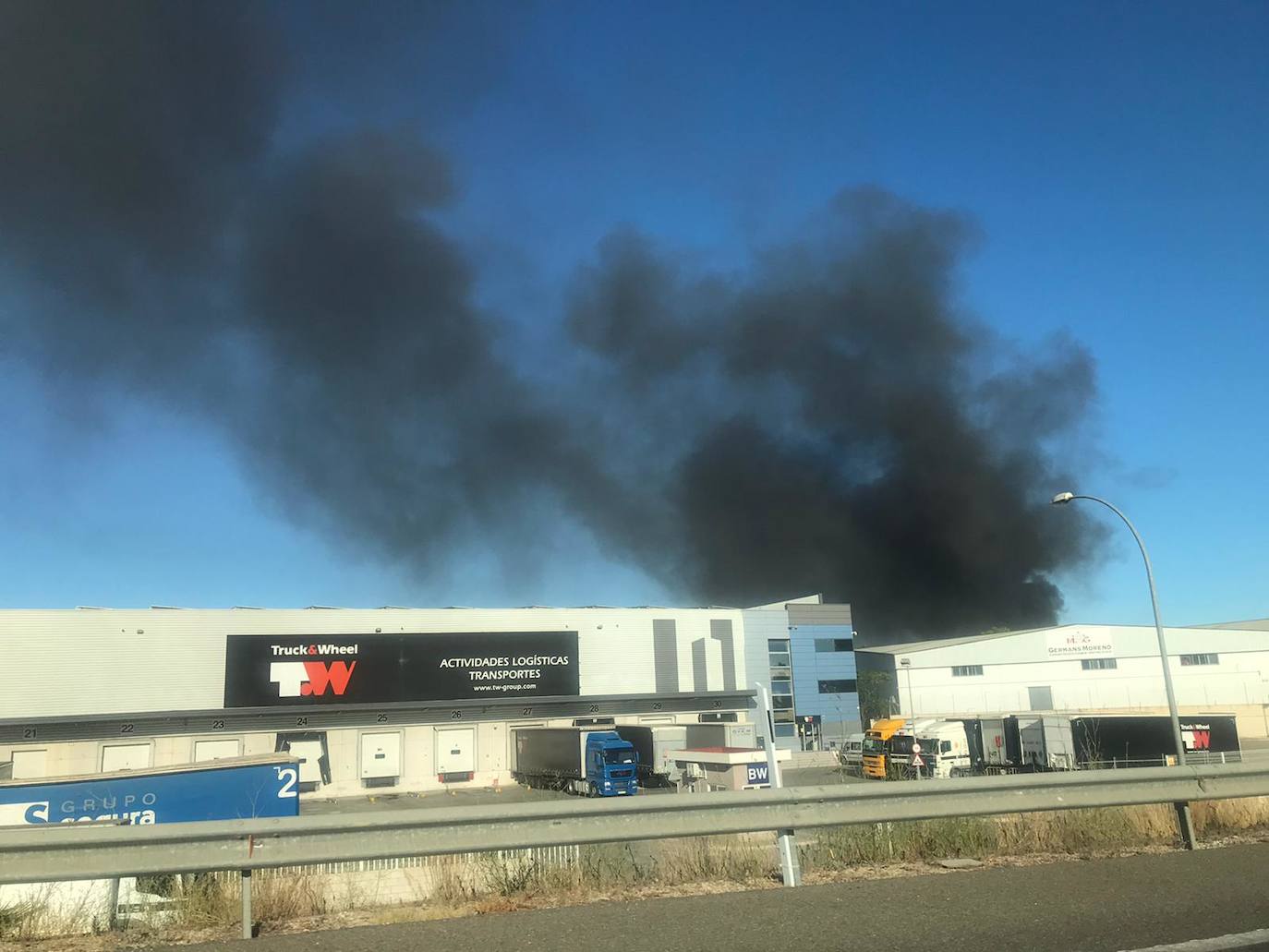 Fotos: Incendio en una fábrica de ferralla del polígono El Romaní de Sollana