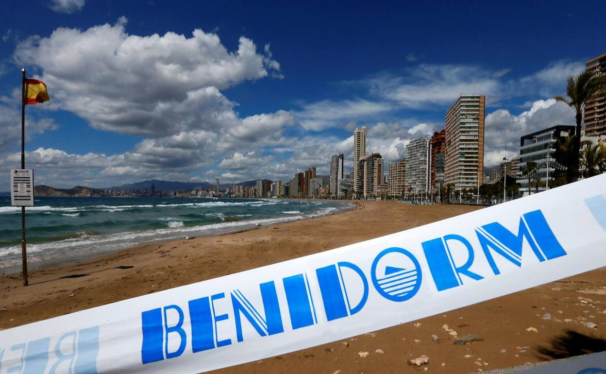 Las playas de Benidorm han ofrecido imágenes impropias del verano con pocos turistas. 