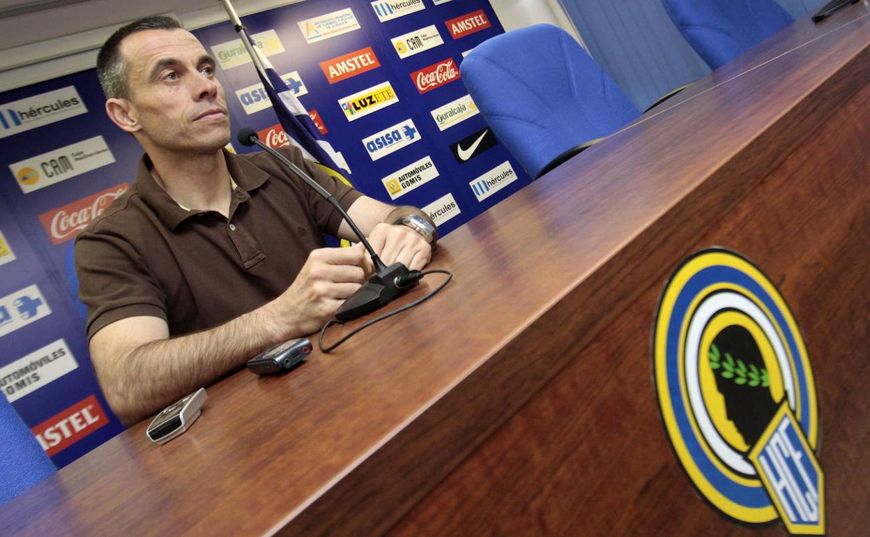 El director deportivo del Hércules, Carmelo del Pozo, en la sala de prensa del Rico Pérez. 