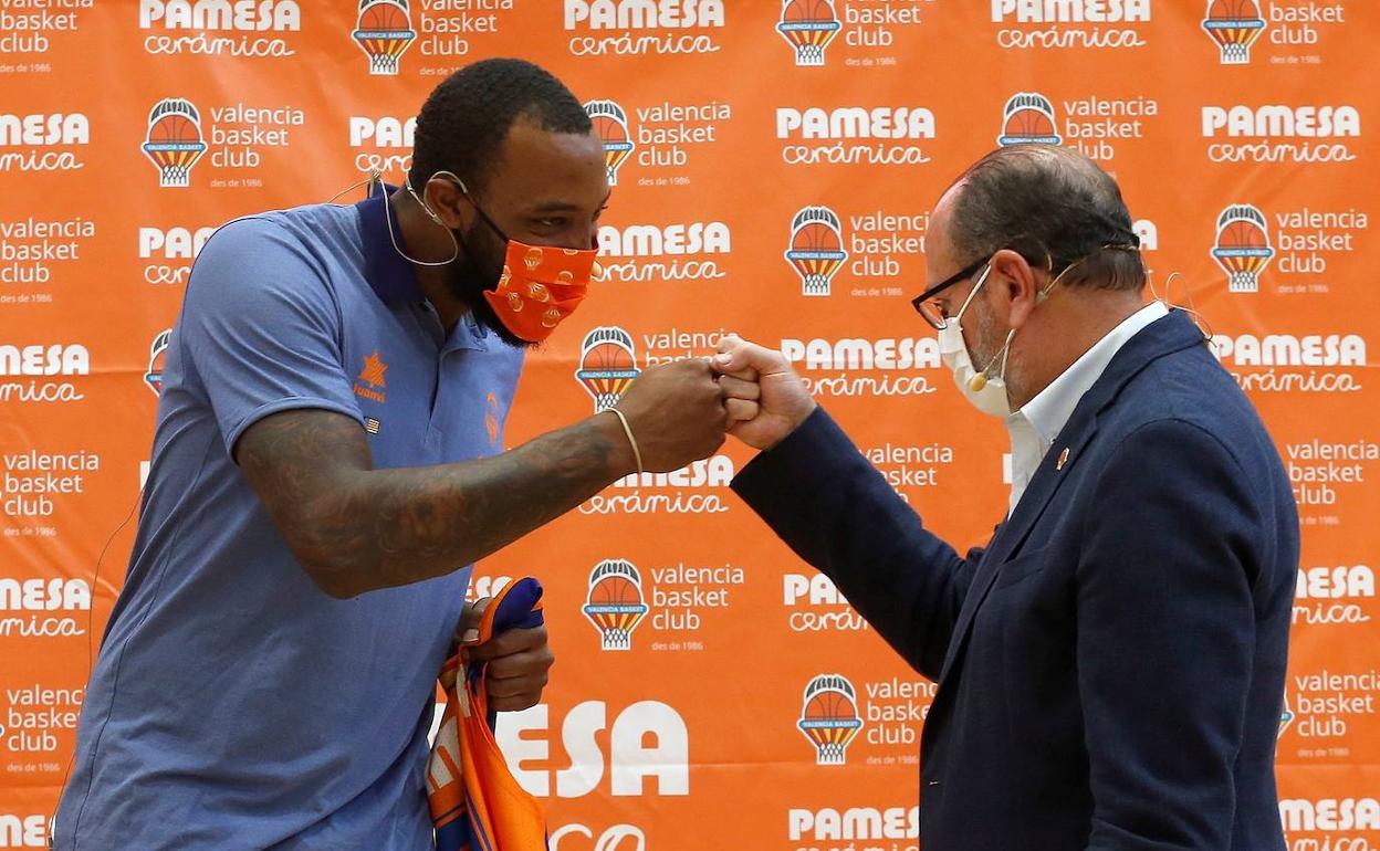 Derrick Williams se saluda con Vicente Solá, presidente del Valencia Basket.