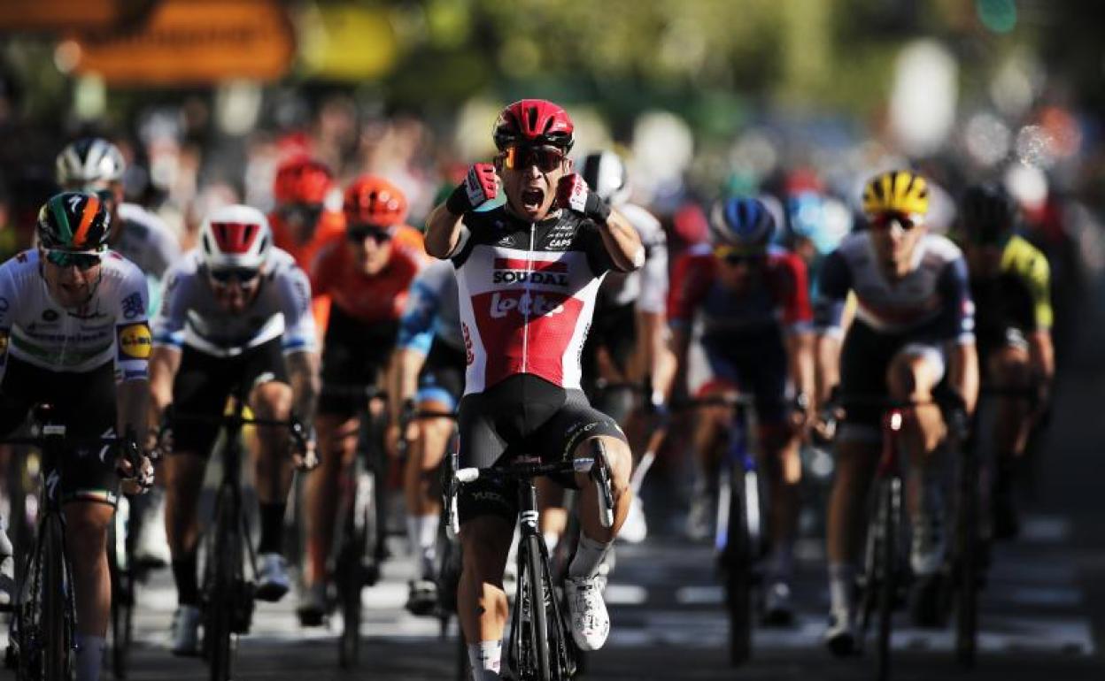 Caleb Ewan celebra su victoria de etapa en Sisteron. 