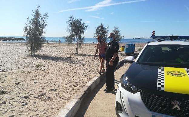 Una surfista rescata a una niña de siete años que se estaba ahogando en Canet d'en Berenguer