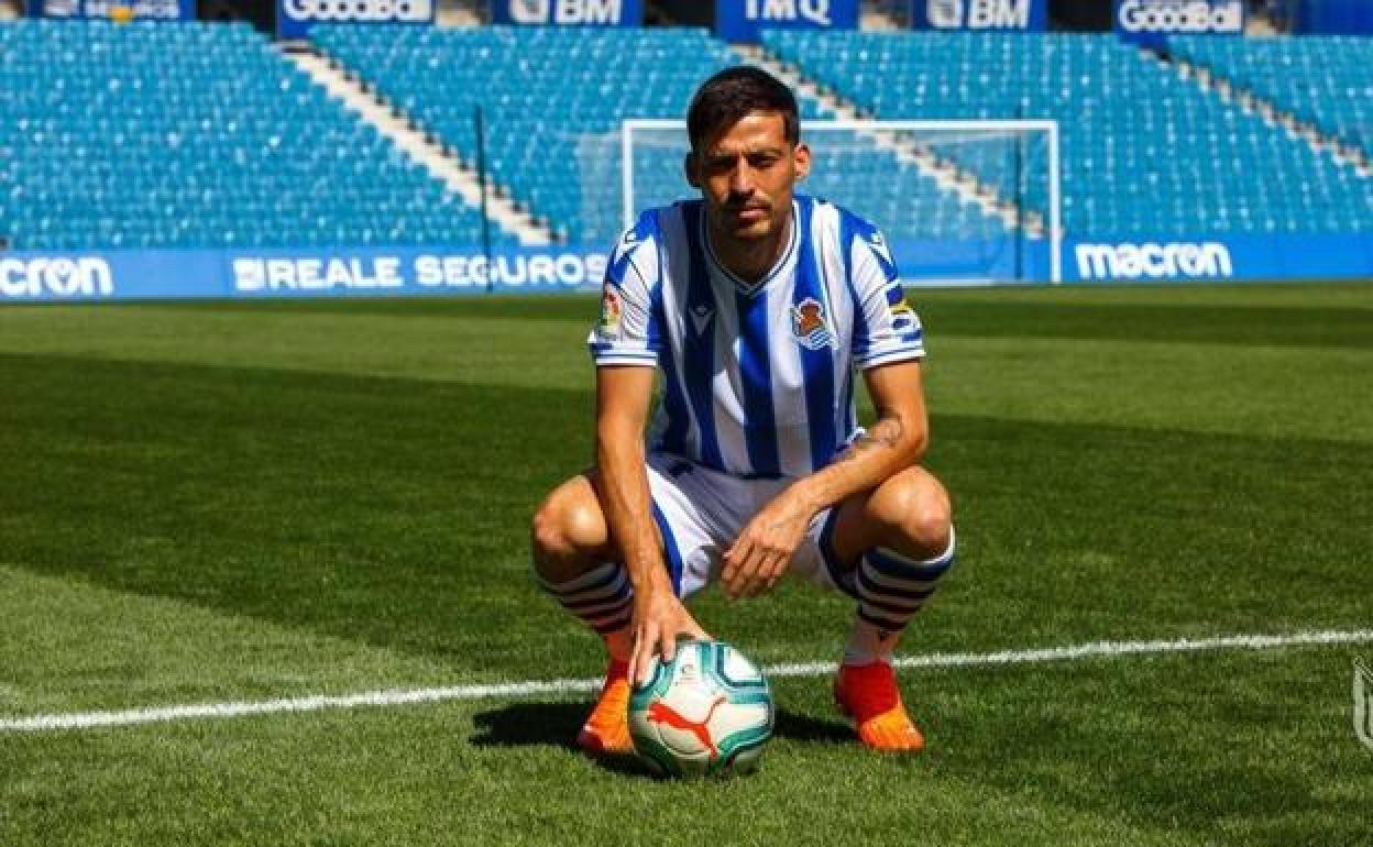 David Silva posa con la camiseta de la Real Sociedad en el Reale Arena. 