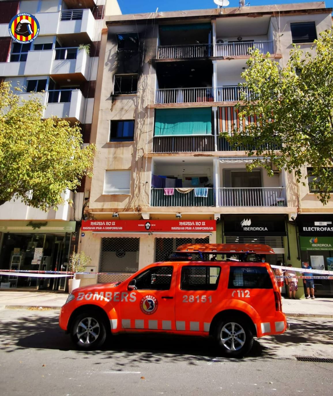 Una vivienda de la localidad de Meliana ha quedado arrasada por el fuego, que se ha cobrado la vida de una persona. 