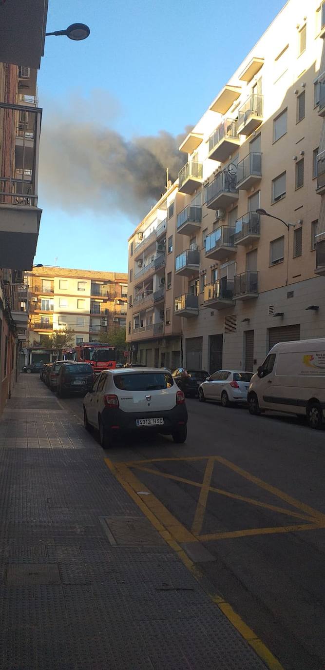 Una vivienda de la localidad de Meliana ha quedado arrasada por el fuego, que se ha cobrado la vida de una persona. 