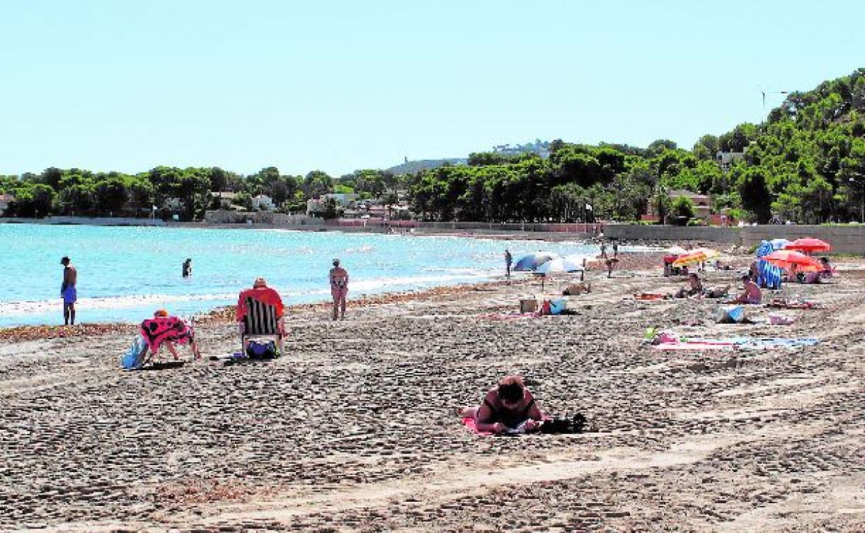 Bañistas en la playa de la Marineta Casiana de Dénia, una vez retiradas las algas. 