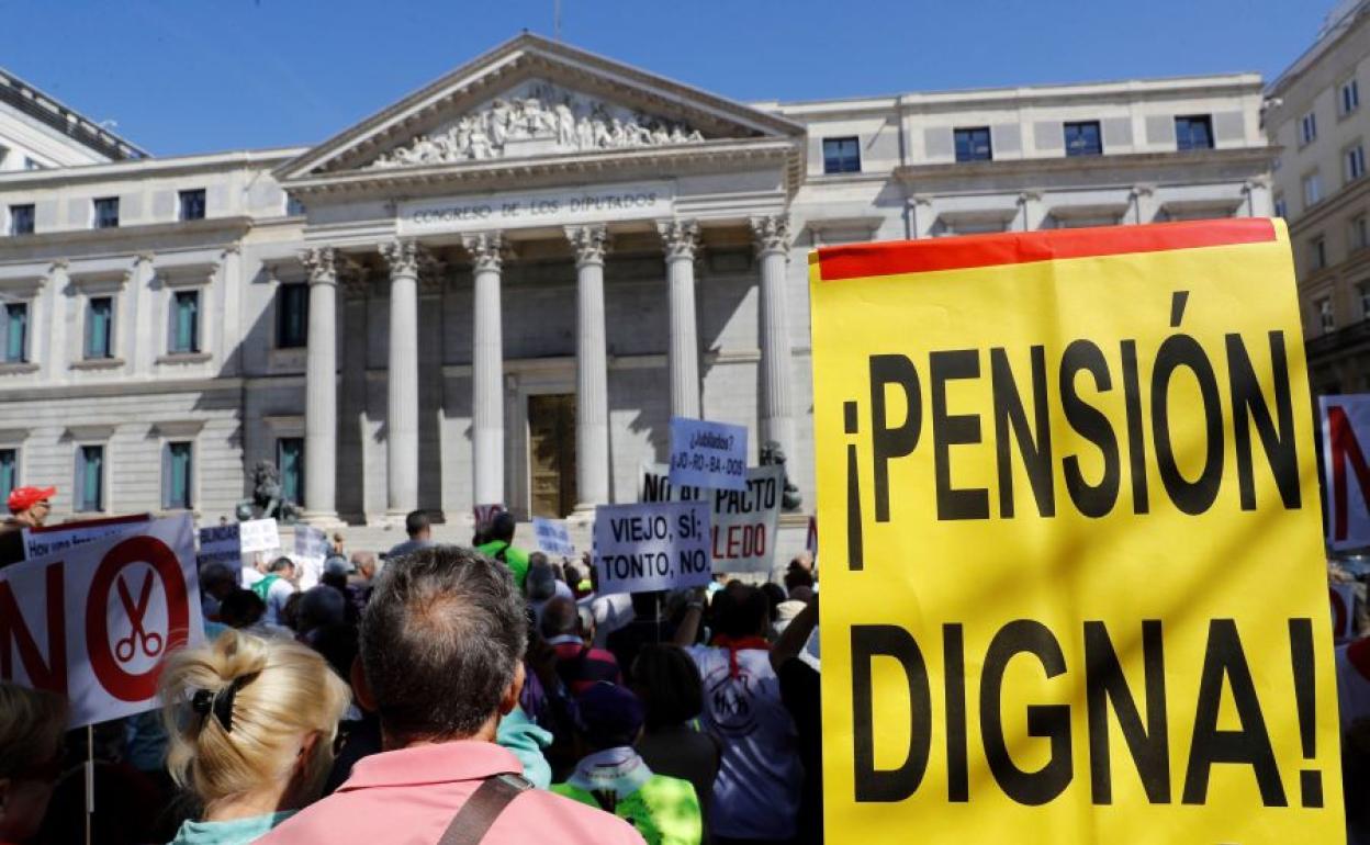 Manifestación de pensionistas ante el Congreso de los Diputados.