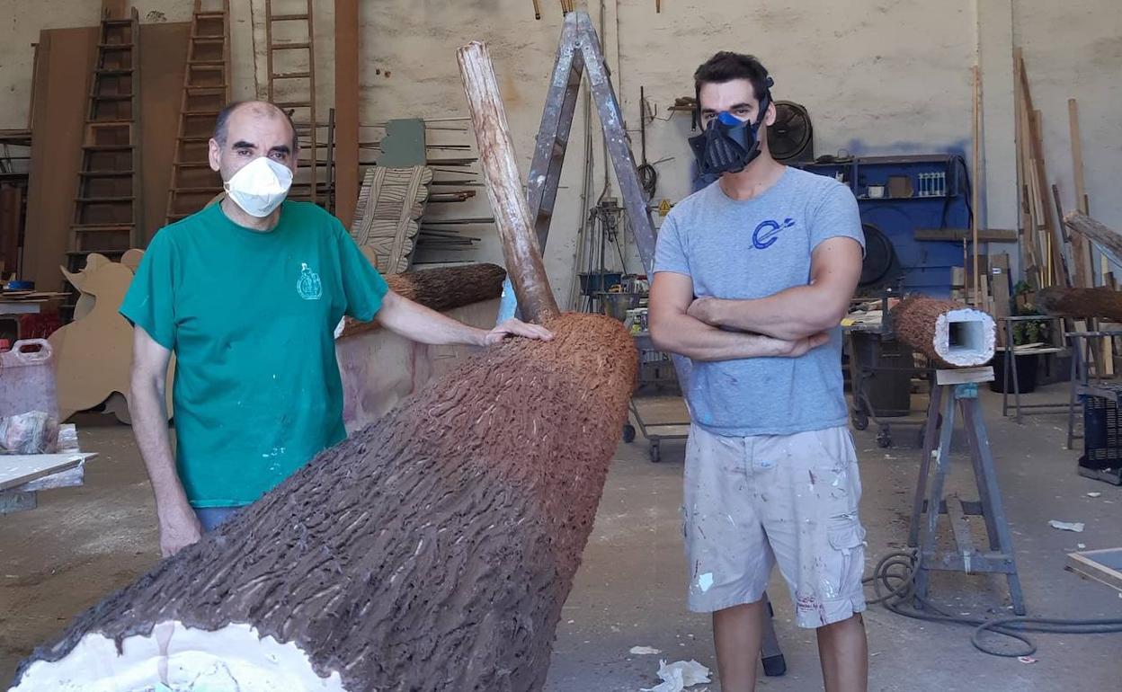 Decoración de troncos de árbol realizada por Toni y rafa Sánchez para Gastroadictos de Segorbe. 