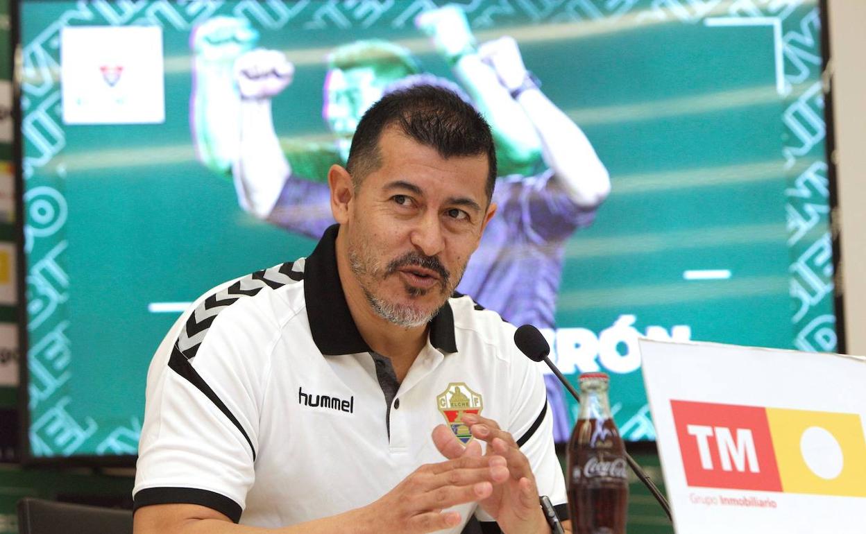 Jorge Almirón, durante la presentación este mediodía en la sala de prensa del Estadio Martínez Valero. 