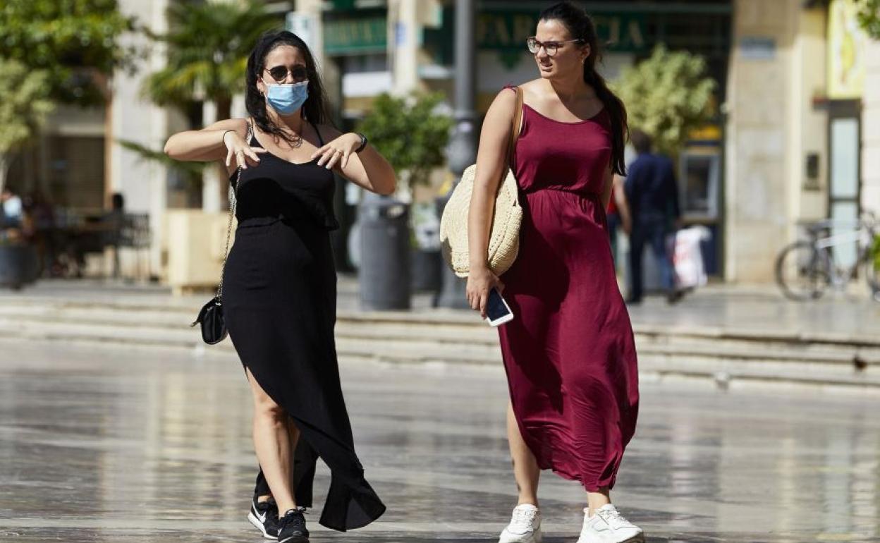 Dos mujeres pasean por Valencia.