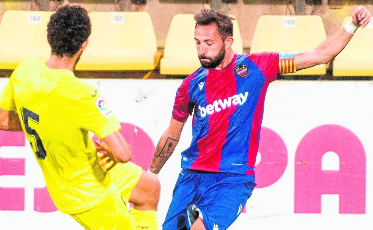 Jose Luis Morales dispara frente a Dani Parejo durante el amistoso de ayer en Vila-real.