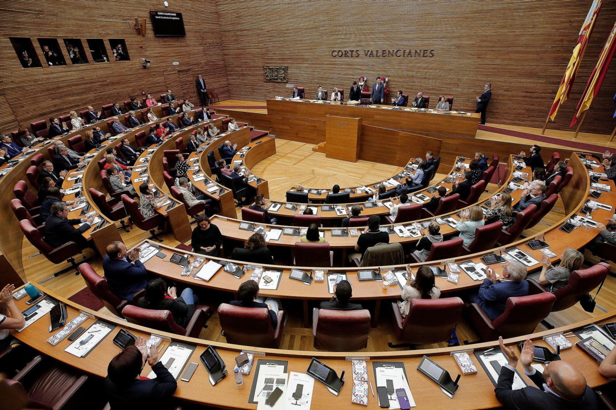 u Pleno de Les Corts. La Cámara acogerá a finales de este mes el debate sobre el estado de la Comunitat. efe/m. bruque