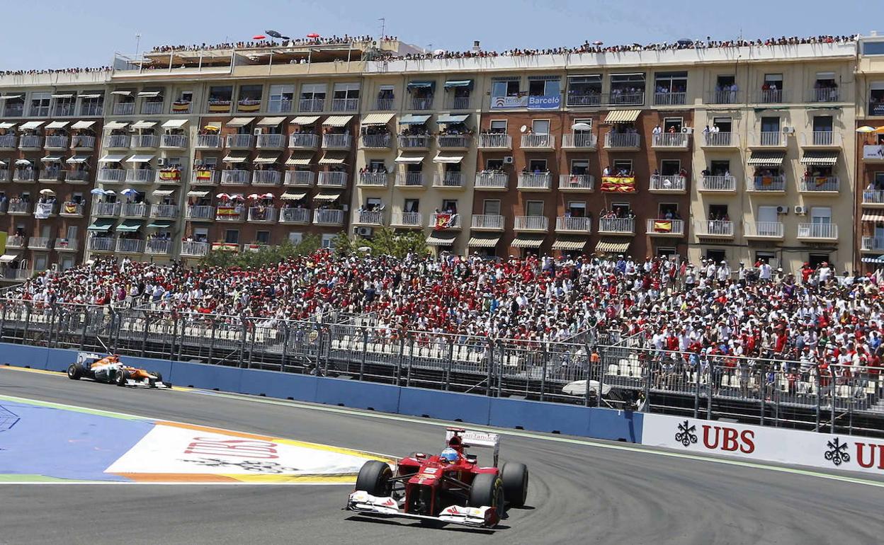 El ferrari de Fernando Alonso en una de las curvas más icónicas del circuito de Valencia. 