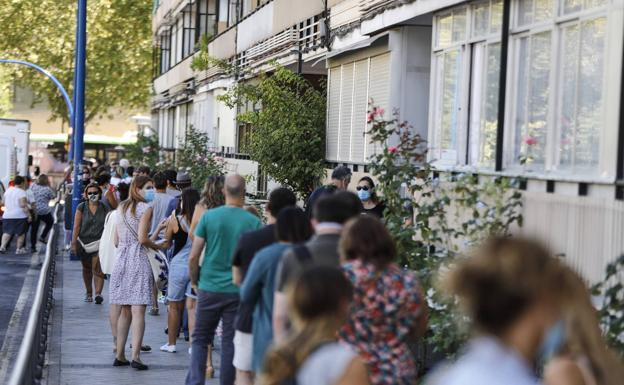 Entre 2.000 y 2.500 docentes de Madrid dan positivo en los test