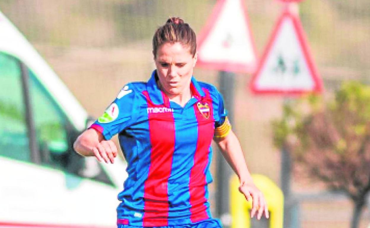 Ruth García conduce el balón durante su segunda etapa como jugadora granota.