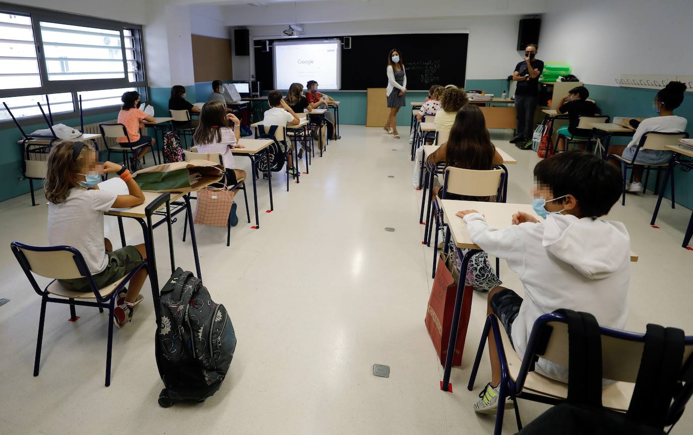 El curso más incierto arranca con cambios horarios y medidas de protección