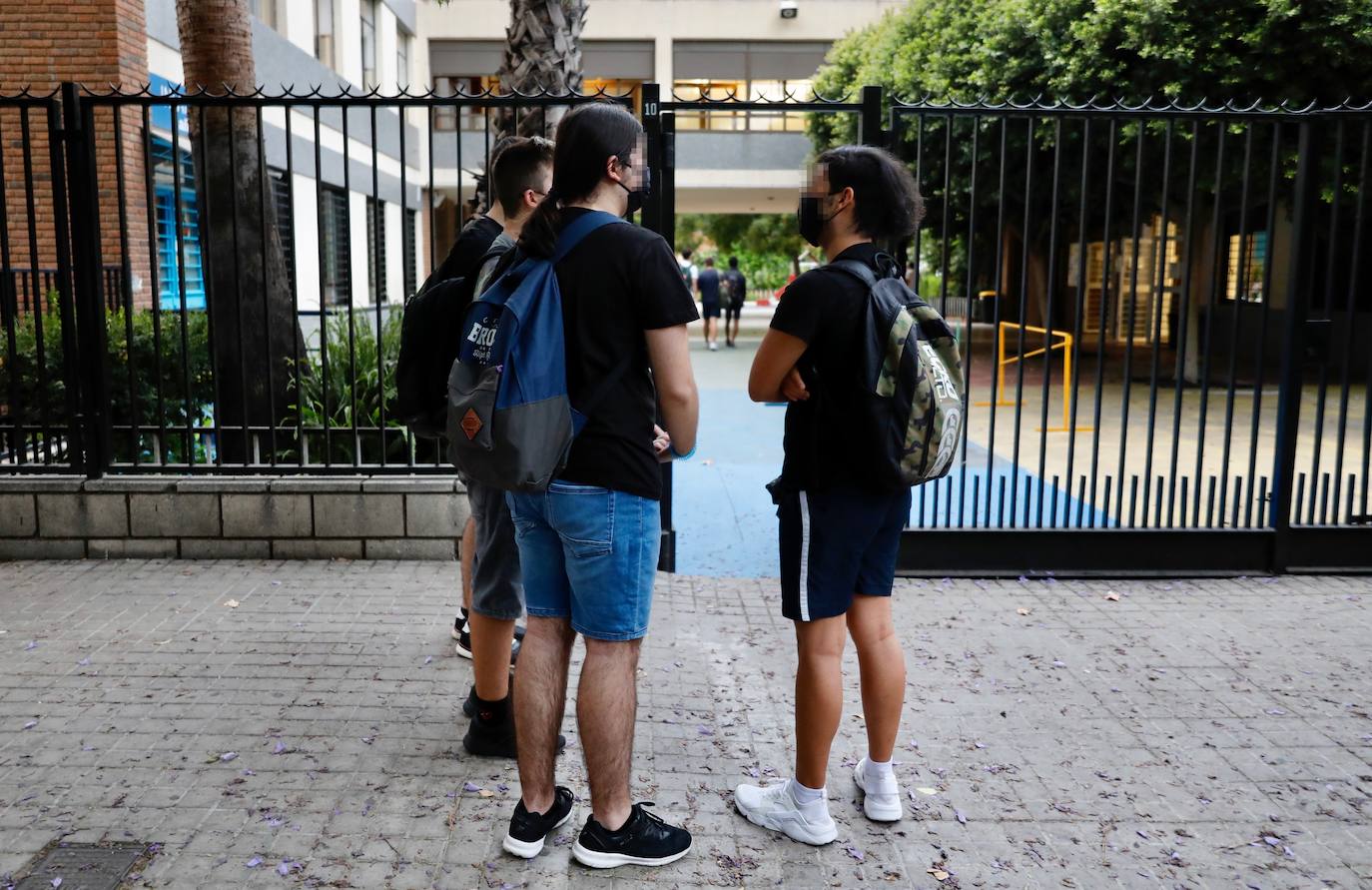 El curso más incierto arranca con cambios horarios y medidas de protección