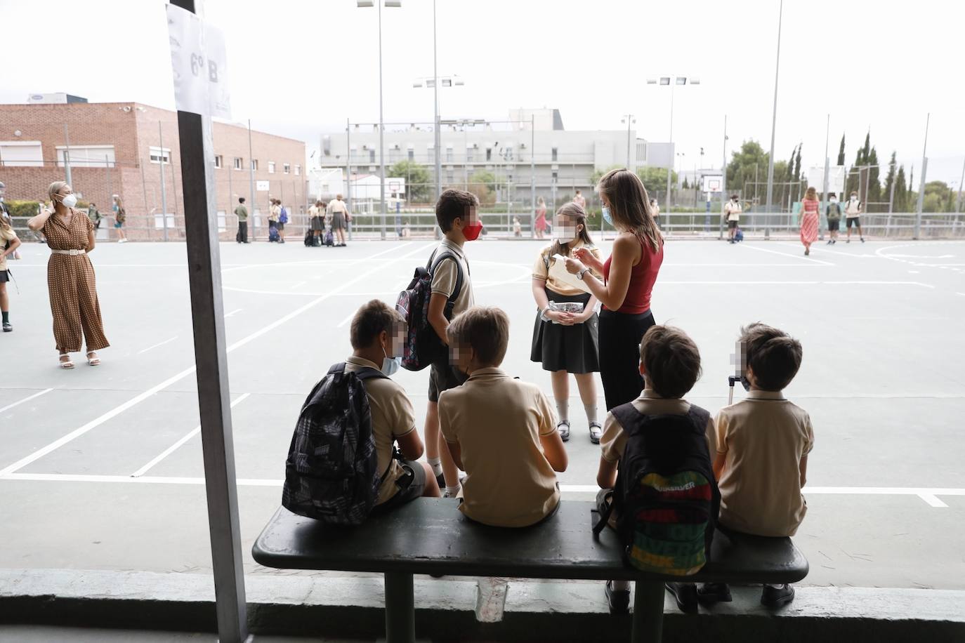 El curso más incierto arranca con cambios horarios y medidas de protección