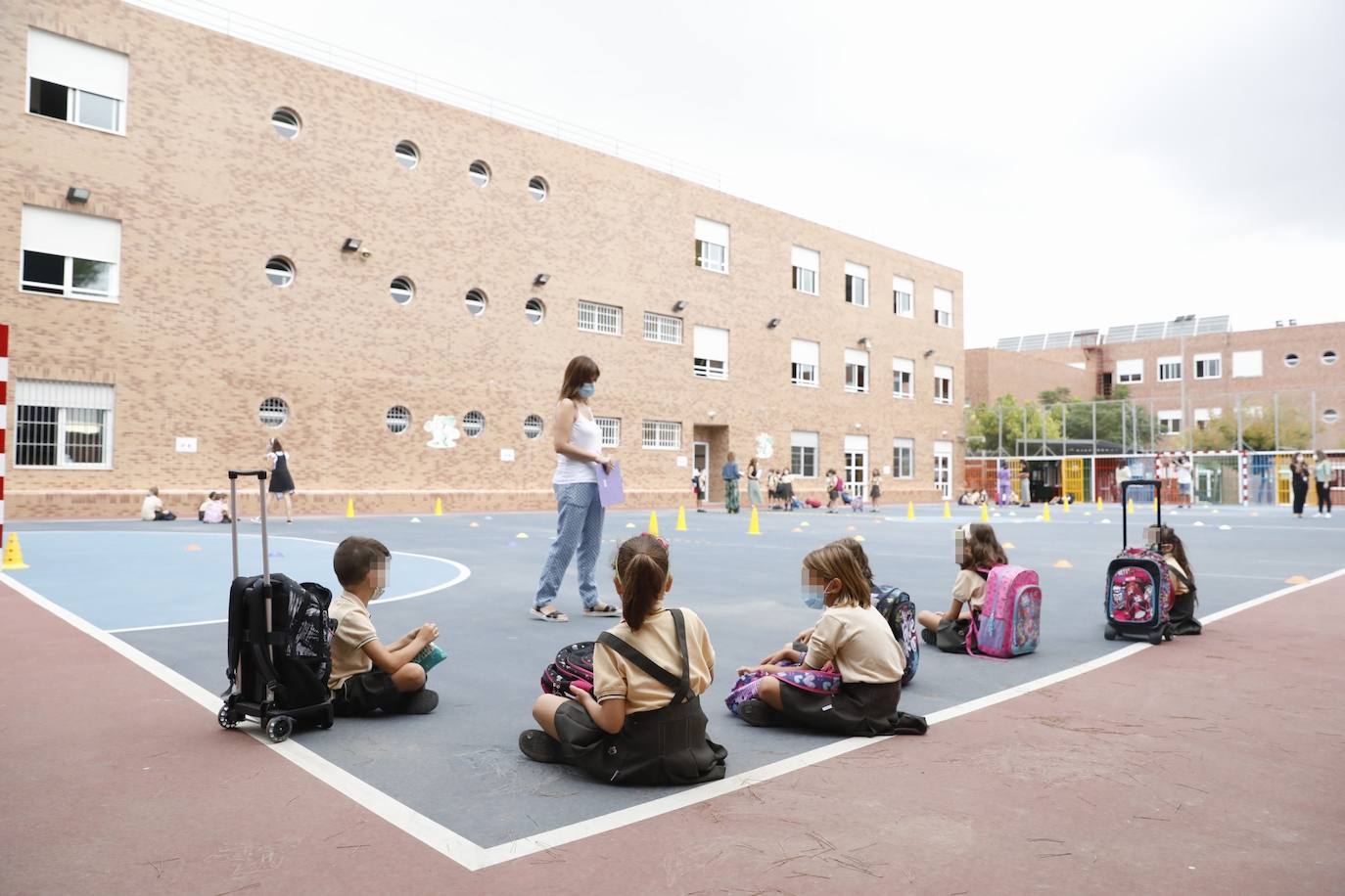 El curso más incierto arranca con cambios horarios y medidas de protección