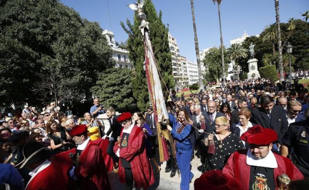 María José Catalá, portavoz del PP, lleva la Senyera en la procesión del pasado año.