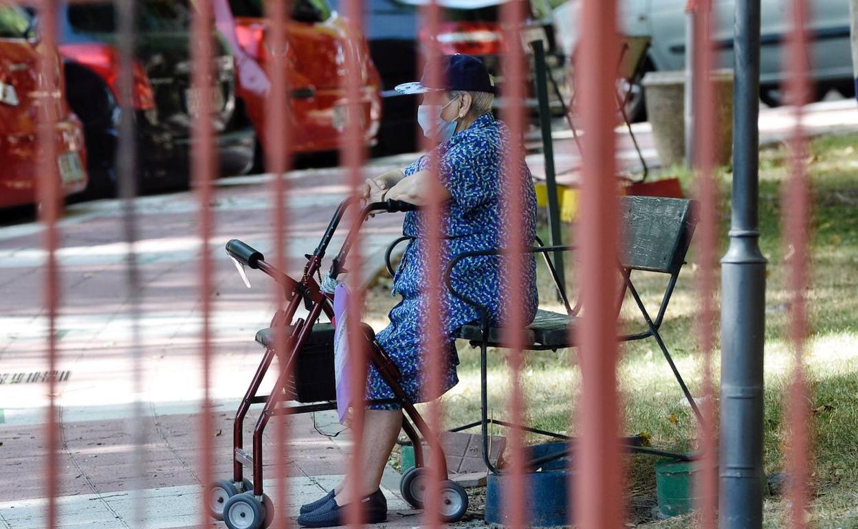 Una mujer, descansando del paseo en un banco. 