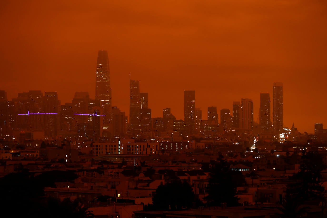 Los incendios de California provocan que el humo invada la ciudad y que el cielo se tiña de rojo y naranja dejando imágenes increíbles.