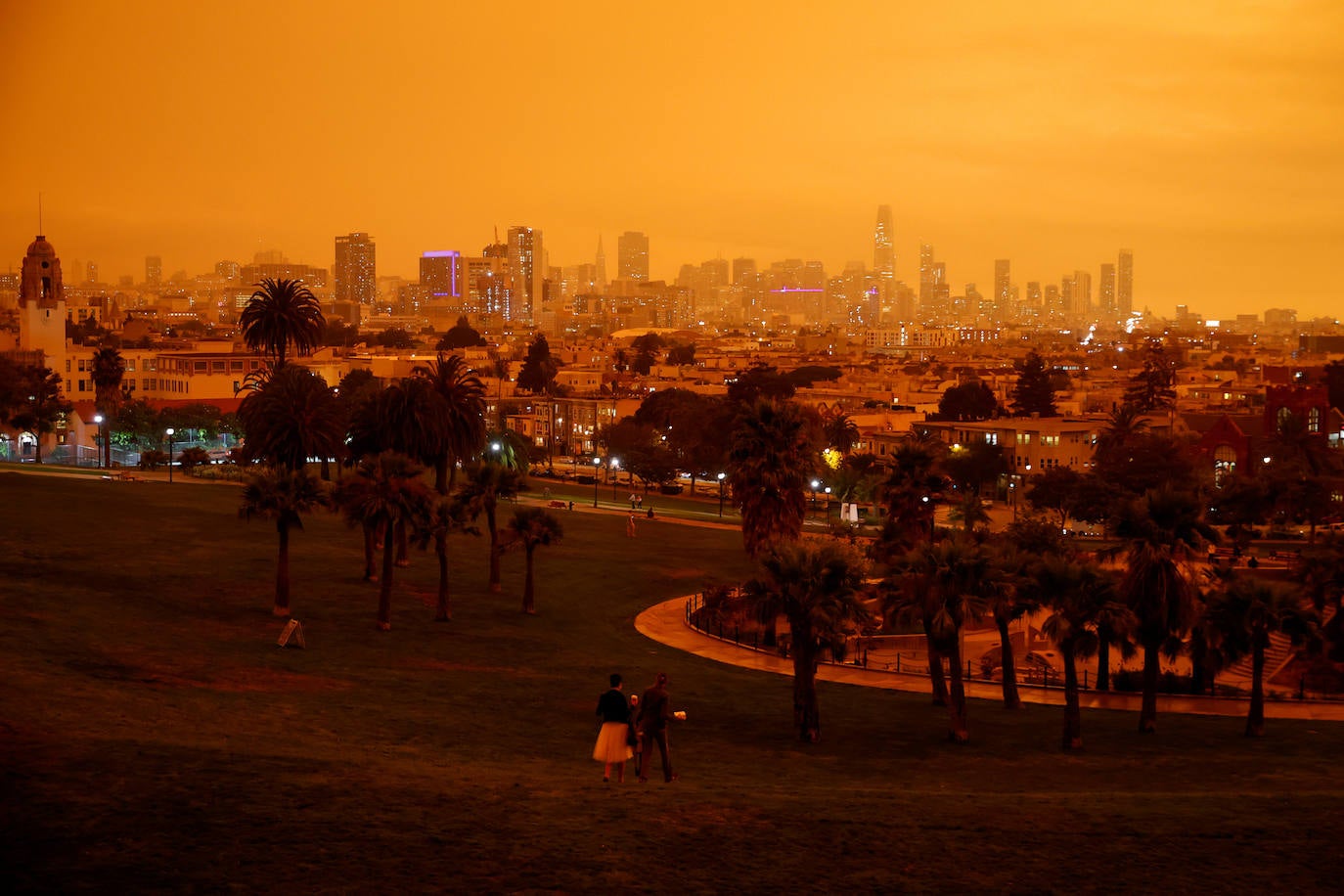 Los incendios de California provocan que el humo invada la ciudad y que el cielo se tiña de rojo y naranja dejando imágenes increíbles.