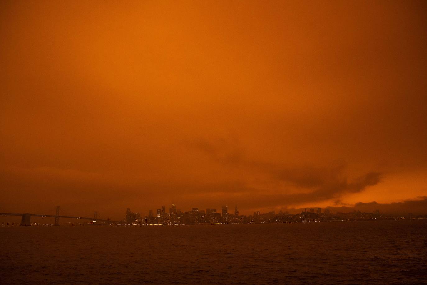 Los incendios de California provocan que el humo invada la ciudad y que el cielo se tiña de rojo y naranja dejando imágenes increíbles.