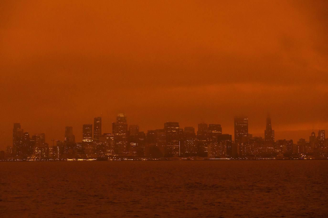 Los incendios de California provocan que el humo invada la ciudad y que el cielo se tiña de rojo y naranja dejando imágenes increíbles.