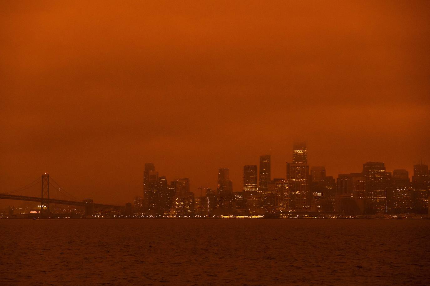 Los incendios de California provocan que el humo invada la ciudad y que el cielo se tiña de rojo y naranja dejando imágenes increíbles.