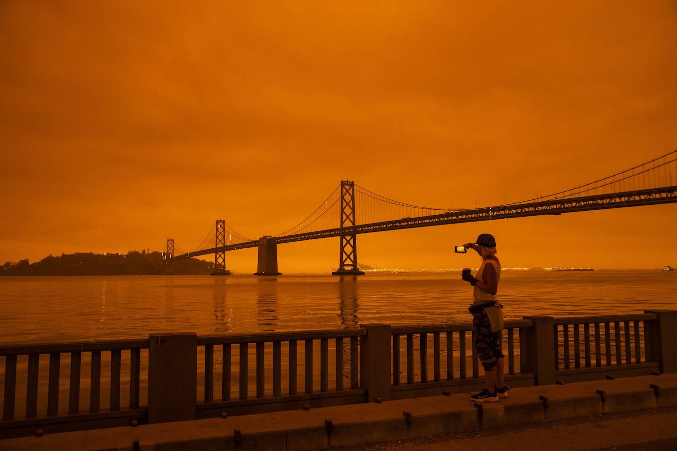 Los incendios de California provocan que el humo invada la ciudad y que el cielo se tiña de rojo y naranja dejando imágenes increíbles.