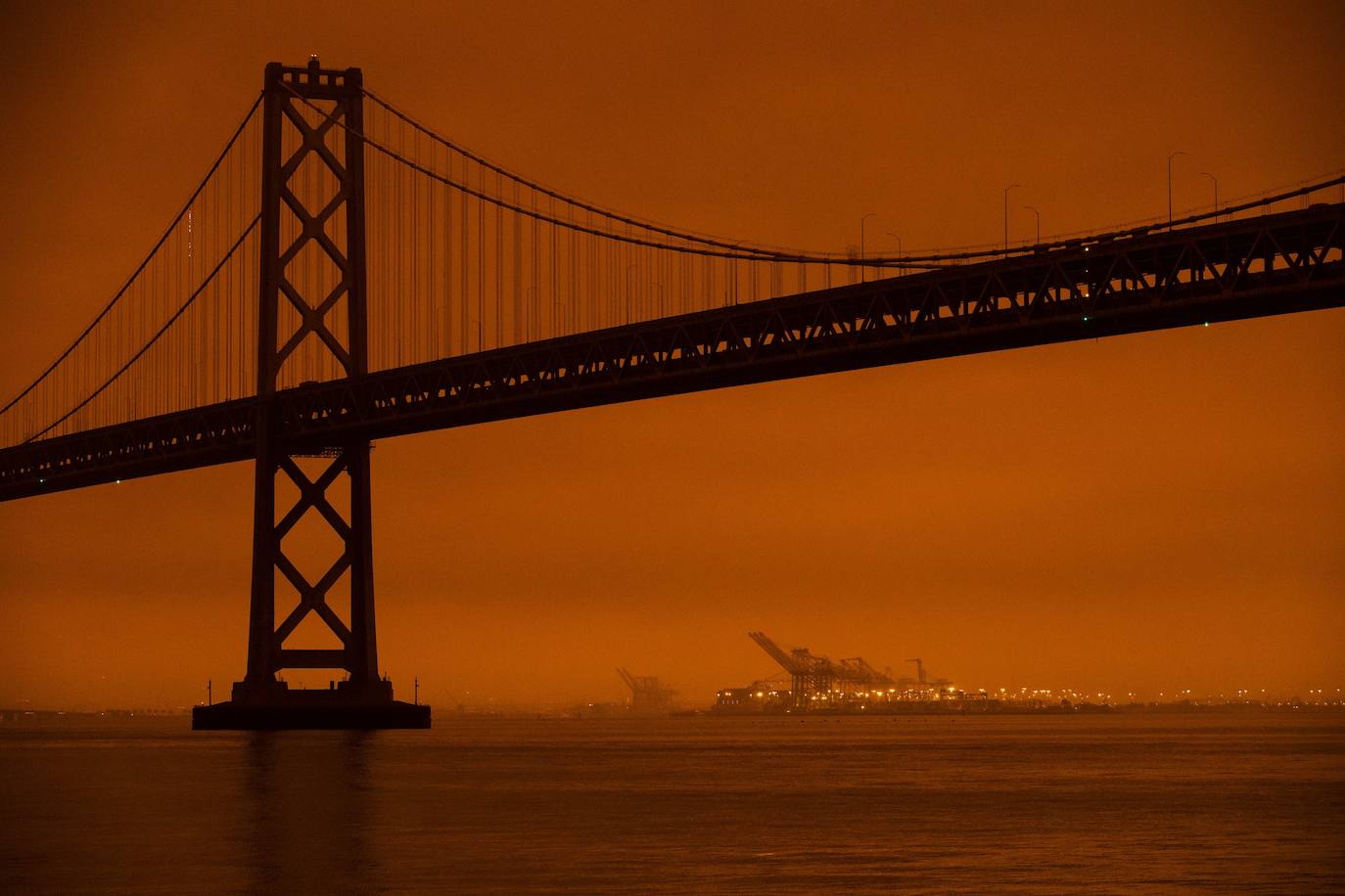 Los incendios de California provocan que el humo invada la ciudad y que el cielo se tiña de rojo y naranja dejando imágenes increíbles.