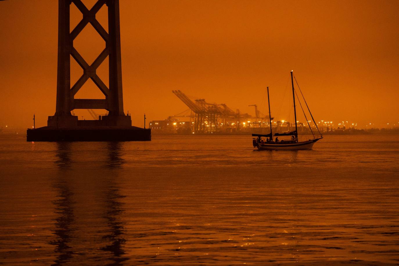 Los incendios de California provocan que el humo invada la ciudad y que el cielo se tiña de rojo y naranja dejando imágenes increíbles.