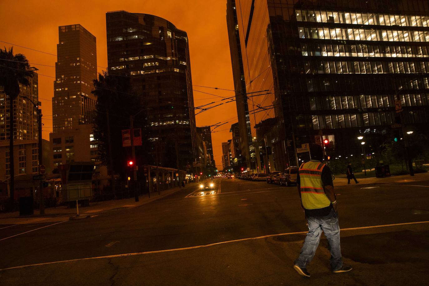 Los incendios de California provocan que el humo invada la ciudad y que el cielo se tiña de rojo y naranja dejando imágenes increíbles.