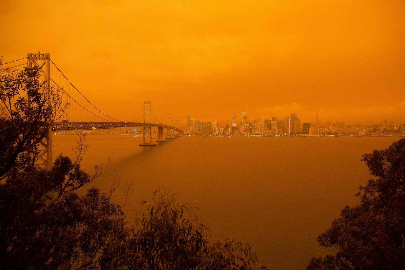 Los incendios de California provocan que el humo invada la ciudad y que el cielo se tiña de rojo y naranja dejando imágenes increíbles.