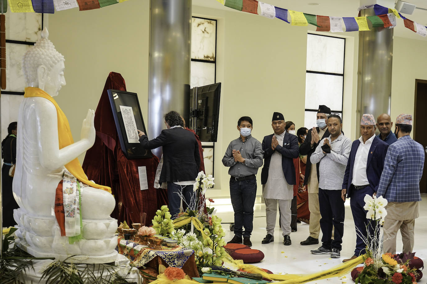 La estatua de jade blanco firmano de dos metros de altura y dos toneladas de peso ha estado expuesta en el Edificio del Reloj del Puerto de Valencia antes de emprender su viaje final al futuro templo budista que se va a construir en Cáceres, el más grande de Europa. La escultura pertenece a la Fundación Lumbini Garden.