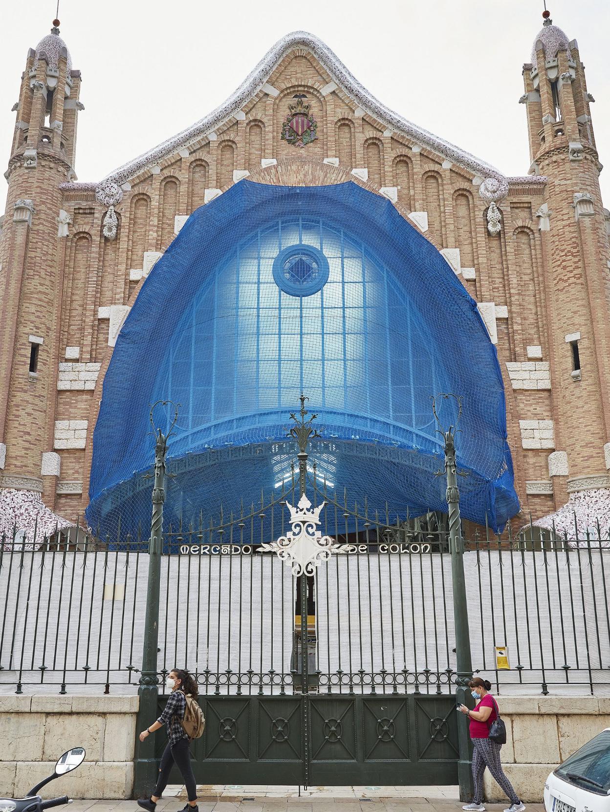 Portada en proceso de restauración en la calle Jorge Juan.