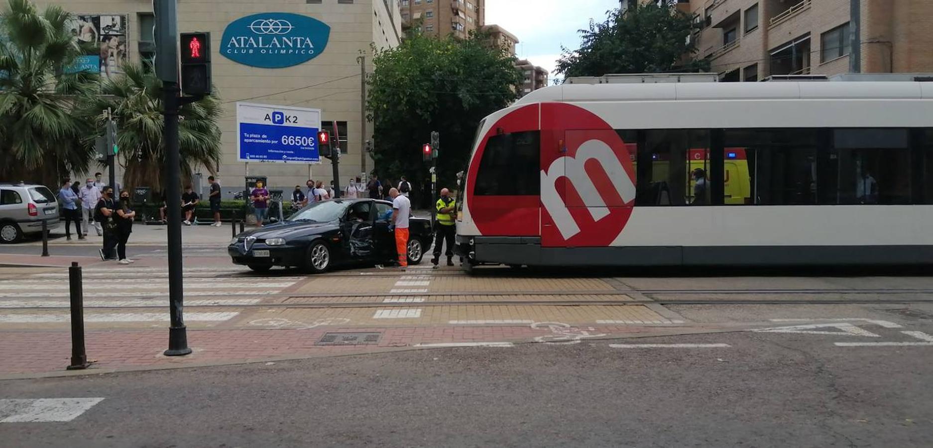 Fotos: Dos personas atrapadas en un accidente entre un tranvía y un coche en Benimaclet