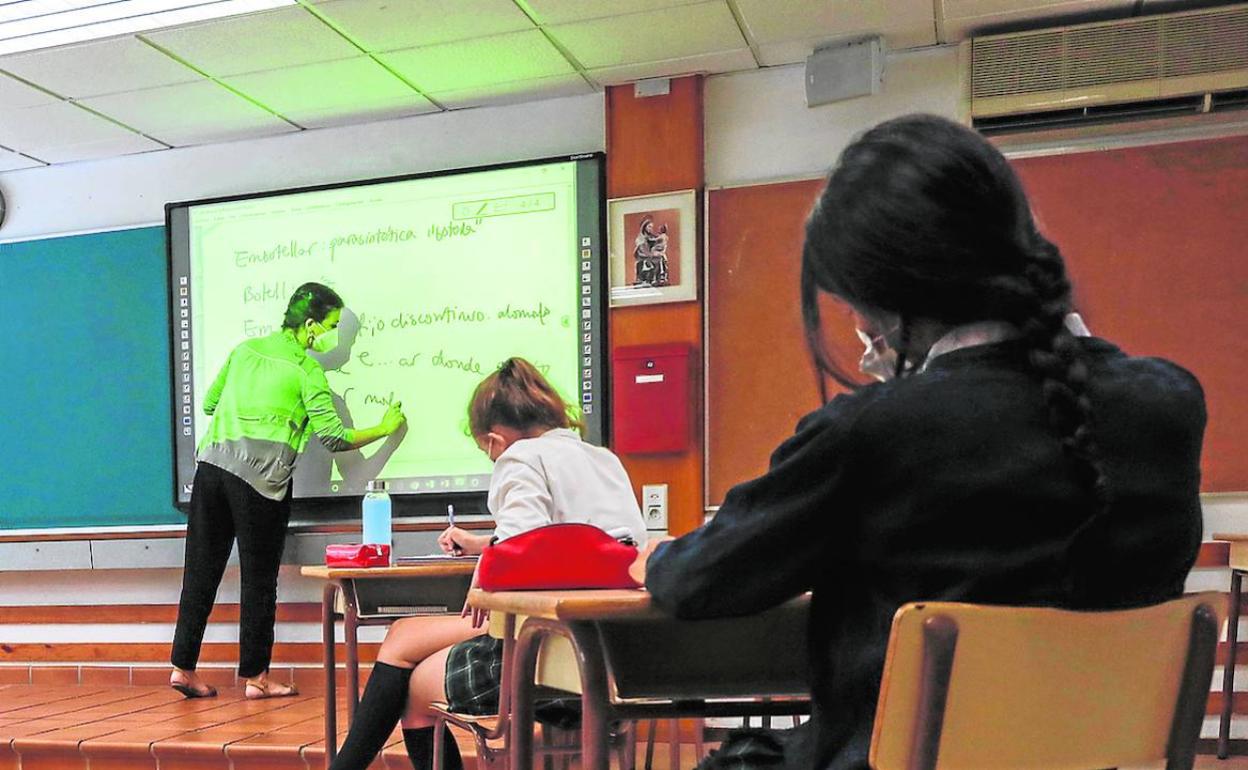 Alumnas de un colegio valenciano durante las clases de repaso organizadas a finales del curso pasado. 