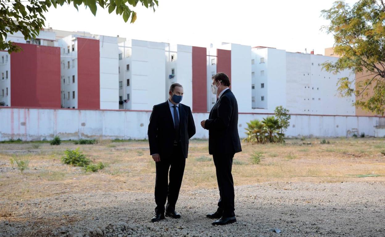 El Ministro de Transportes, Jose Luis Ábalos y el president de la Generalitat, Ximo Puig, conversan tras el acto de presentación del Plan 20.000 de Vivienda, hoy en Valencia.