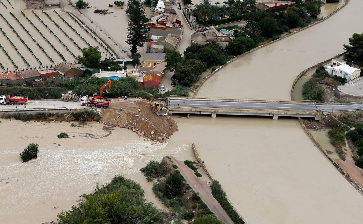 Imagen aérea de Almoradí donde se aprecia el desborde del río Segura, hace un año. 