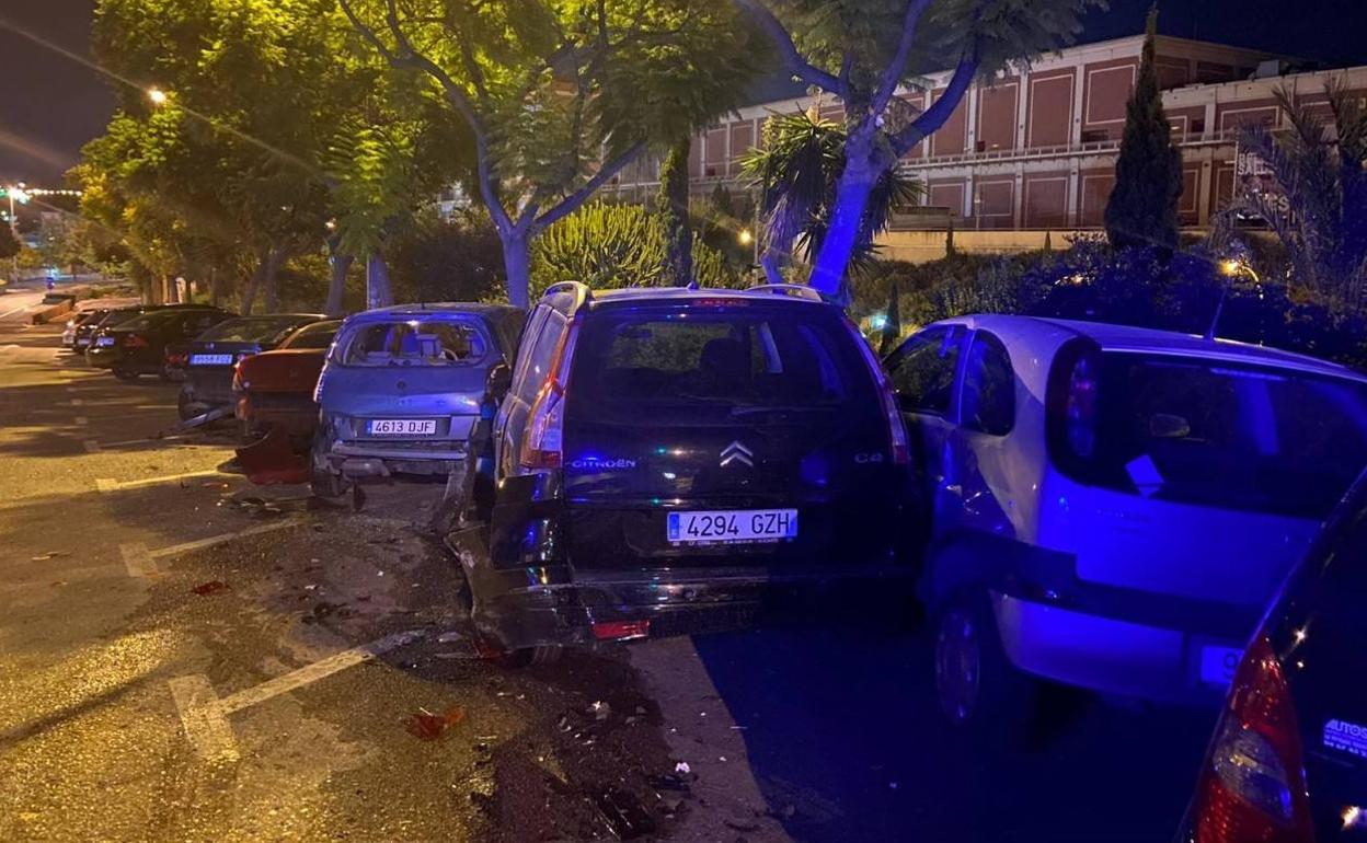 Imagen de los vehículos dañados en el accidente, en la calle Indalecio Prieto de Alicante.  