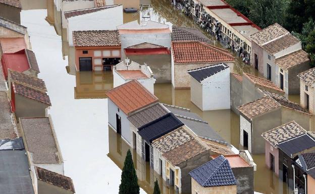 El municipio de Dolores, en la Vega Baja, inundado, hace un año. 