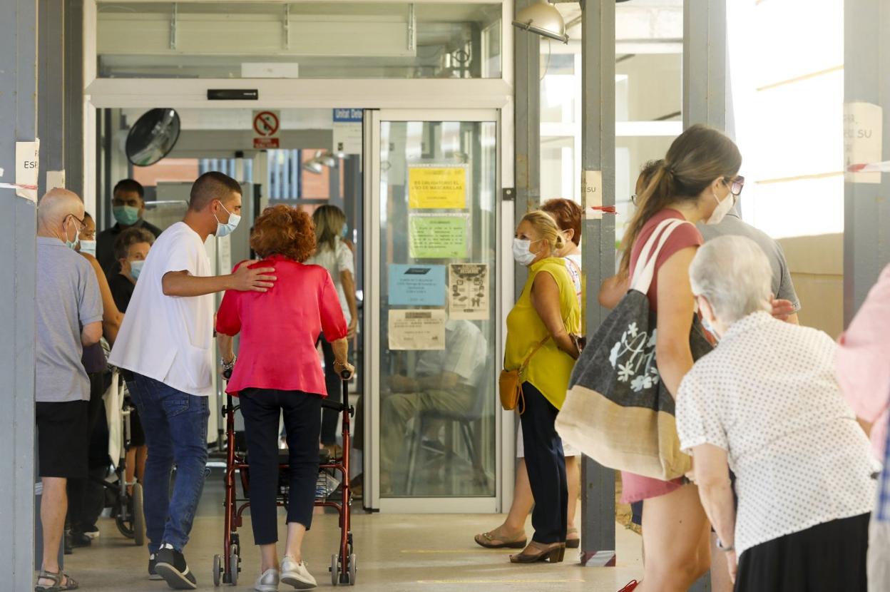 Decenas de personas esperan su turno en el centro de salud de la calle Serrería de Valencia. irene marsilla
