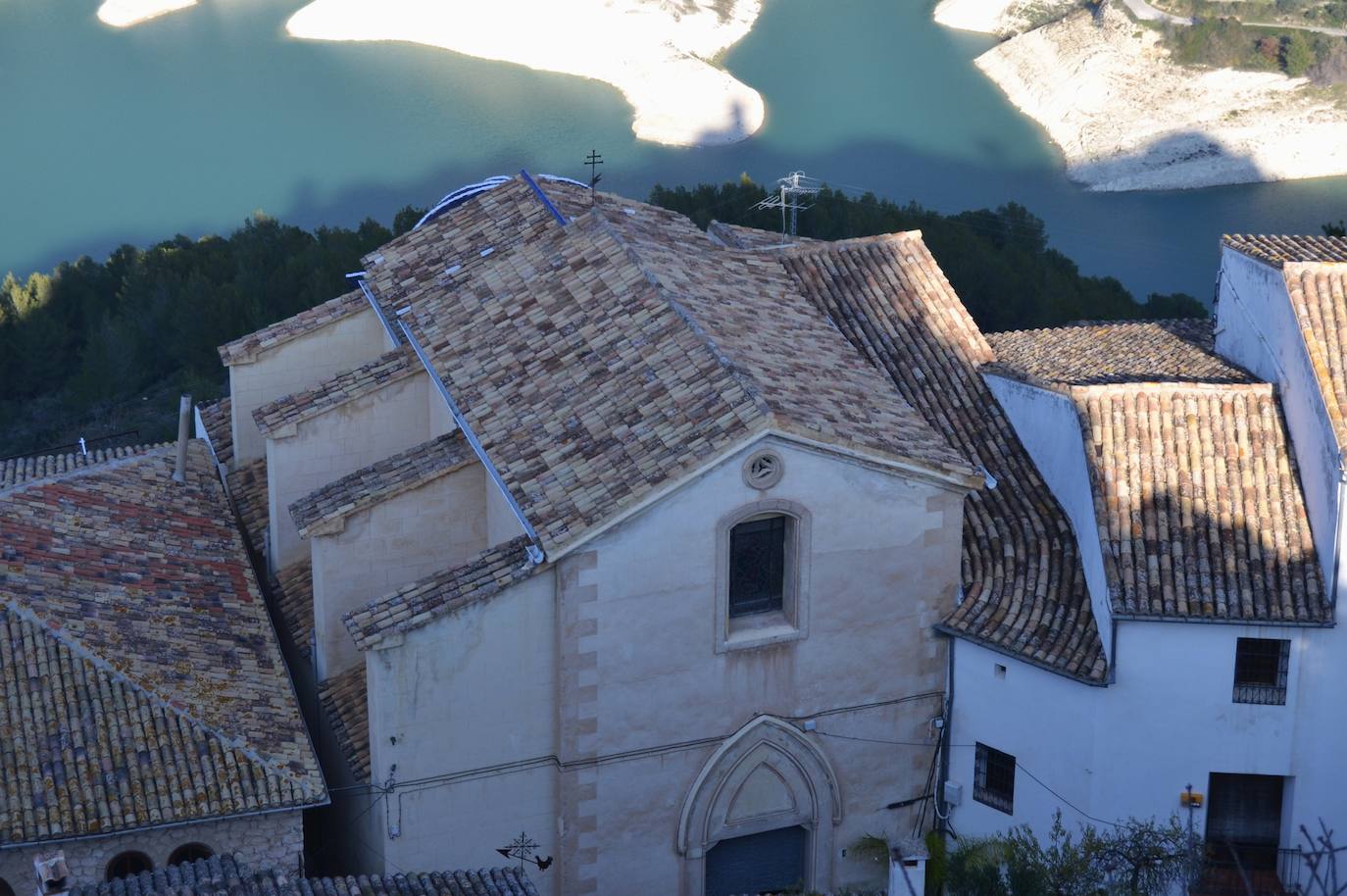 Encaramada sobre un lienzo rocoso que sirve de abrigo y defensa se alza esta localidad, considerada una de las más bonitas y visitadas de España, reflejando sus peculiaridades paisajísticas, históricas, culturales y urbanísticas. Así lo demuestran la Asociación de los Pueblos Más Bonitos de España y la Federación Internacional de los Pueblos más Bonitos del Mundo, a las cuales pertenece.