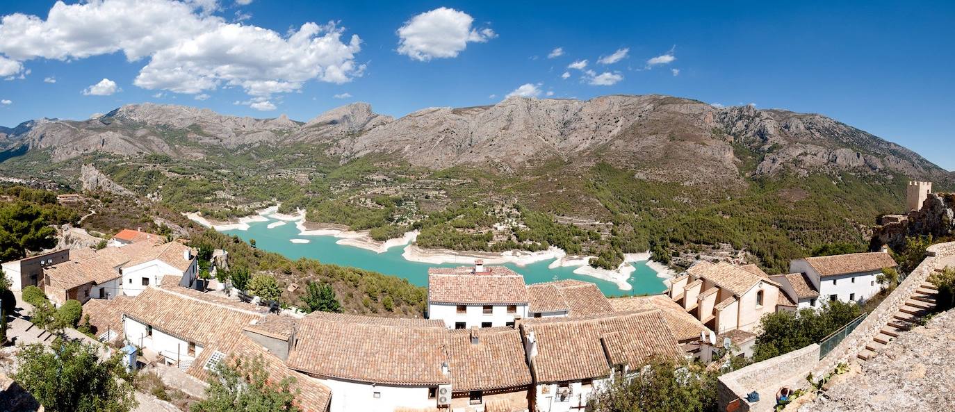 Encaramada sobre un lienzo rocoso que sirve de abrigo y defensa se alza esta localidad, considerada una de las más bonitas y visitadas de España, reflejando sus peculiaridades paisajísticas, históricas, culturales y urbanísticas. Así lo demuestran la Asociación de los Pueblos Más Bonitos de España y la Federación Internacional de los Pueblos más Bonitos del Mundo, a las cuales pertenece.